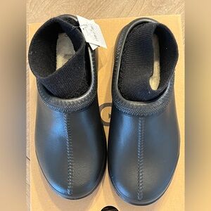 New UGG women’s Tasman waterproof shoe boot size 6